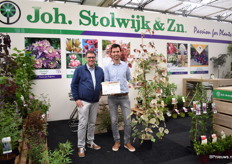 Vader en zoon John en Johan Stolwijk van J. Stolwijk en zonen met de persprijs die ze gewonnen hebben voor de Ceris Carolina Sweetheart. Deze handelsboomkwekerij levert meerjarige winterharde planten voor de Nederlandse en Duitse markt. Op de beurs presenteerde het bedrijf verschillende nieuwe soorten.